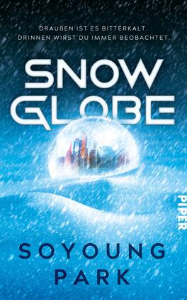 Das Buchcover zeigt einen emotionalen, frostigen Hintergrund in verschiedenen Blautönen. In der Mitte befindet sich eine durchsichtige Schneekugel, die eine stilisierte Stadt zeigt. Der Titel „SNOW GLOBE“ ist groß und markant in Weiß gesetzt, während der Autorennamen „SOYOUNG PARK“ in einem klaren, lesbaren Schriftstil am unteren Rand des Covers erscheint. Zusätzlich befindet sich der Verlagsname „PIPER“ in kleinerer Schrift auf der rechten Seite. Die Atmosphäre vermittelt ein Gefühl von Kälte und Geheimnis.