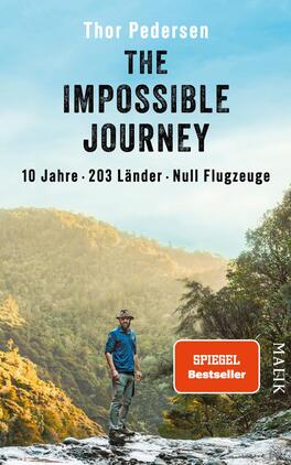 Das Buchcover zeigt eine beeindruckende Landschaft mit Bergen und bewaldeten Hügeln im Hintergrund. Im Vordergrund steht ein Mann in Wanderausrüstung, der nachdenklich in die Ferne blickt. Der Titel „THE IMPOSSIBLE JOURNEY“ hebt sich in großen, schwarzen Buchstaben ab. Darunter sind die Unterzeilen „10 Jahre · 203 Länder · Null Flugzeuge“ in einer etwas kleineren Schriftart zu sehen. Der Name des Autors, Thor Pedersen, steht am oberen Rand des Covers. Die Farbpalette ist überwiegend grün und blau, was eine abenteuerliche und natürliche Atmosphäre vermittelt.