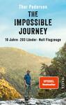 Das Buchcover zeigt eine beeindruckende Landschaft mit Bergen und bewaldeten Hügeln im Hintergrund. Im Vordergrund steht ein Mann in Wanderausrüstung, der nachdenklich in die Ferne blickt. Der Titel „THE IMPOSSIBLE JOURNEY“ hebt sich in großen, schwarzen Buchstaben ab. Darunter sind die Unterzeilen „10 Jahre · 203 Länder · Null Flugzeuge“ in einer etwas kleineren Schriftart zu sehen. Der Name des Autors, Thor Pedersen, steht am oberen Rand des Covers. Die Farbpalette ist überwiegend grün und blau, was eine abenteuerliche und natürliche Atmosphäre vermittelt.