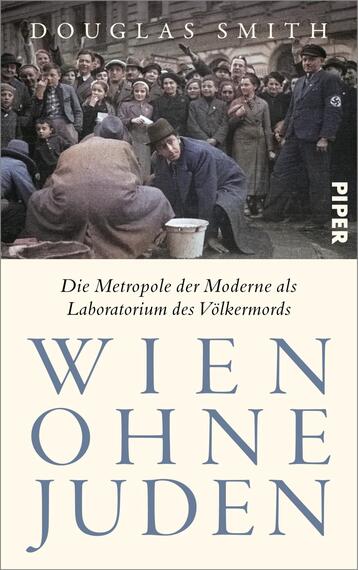 Das Buchcover zeigt ein historisches, bräunlich getöntes Foto oben mit einer dicht gedrängten Menschenmenge auf einer Straße und einem uniformierten Mann mit sichtbarem Ärmelabzeichen, die Stimmung ist bedrückend. Darunter eine cremefarbene Fläche mit dem kleinen Serif-Untertitel „Die Metropole der Moderne als Laboratorium des Völkermords“ und dem großen, blaugrauen, eleganten Serif-Großbuchstaben-Titel „WIEN OHNE JUDEN“. Autor oben: Douglas Smith.