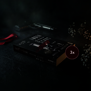 Auf einem dunklen Tisch liegt das Buch „Under your scars“. Auf dem Cover ist eine Pistole zu sehen. Hinter dem Buch liegt eine echte Pistole. Links liegt ein rotes Band. Rechts sind kleine weiße Blüten und ein Kreis mit „3x“