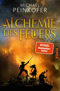 Das Buchcover zeigt den Titel „ALCHEMIE DES FEUERS“ in großen goldenen Serifbuchstaben und den Autorennamen Michael Peinkofer in weißen Großbuchstaben oben. Im Vordergrund drei dunkle Silhouetten auf einem Felsen — eine Figur hebt ein Schwert, eine zweite steht mit wehendem Haar, eine dritte hält einen Stab — vor einer lodernden orange-gelben Feuer- und Rauchkulisse. Rechts oben ein roter Badge-Button mit dem Text „SPIEGEL Bestseller-Autor“. Atmosphärisch dramatisch und episch.