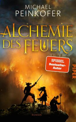 Das Buchcover zeigt den Titel „ALCHEMIE DES FEUERS“ in großen goldenen Serifbuchstaben und den Autorennamen Michael Peinkofer in weißen Großbuchstaben oben. Im Vordergrund drei dunkle Silhouetten auf einem Felsen — eine Figur hebt ein Schwert, eine zweite steht mit wehendem Haar, eine dritte hält einen Stab — vor einer lodernden orange-gelben Feuer- und Rauchkulisse. Rechts oben ein roter Badge-Button mit dem Text „SPIEGEL Bestseller-Autor“. Atmosphärisch dramatisch und episch.