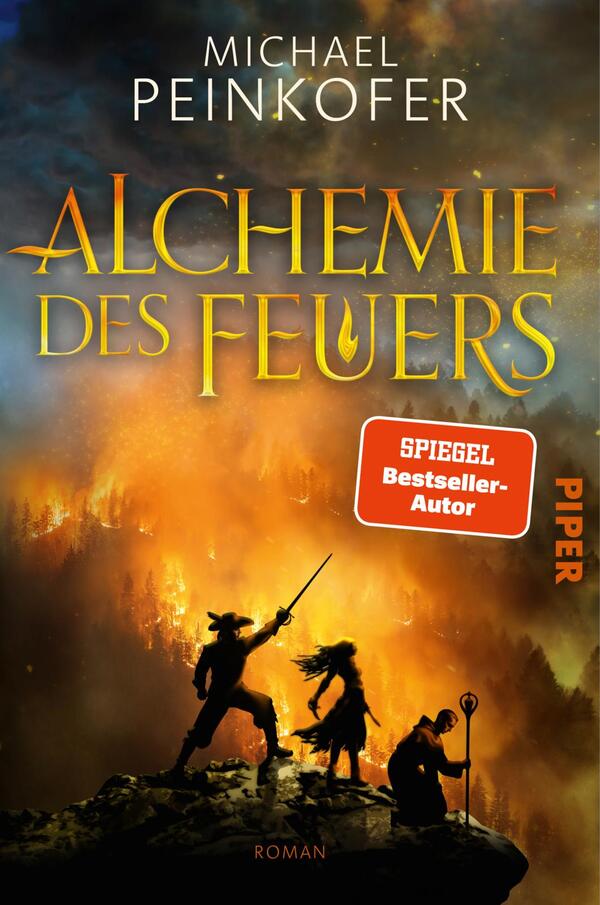 Das Buchcover zeigt den Titel „ALCHEMIE DES FEUERS“ in großen goldenen Serifbuchstaben und den Autorennamen Michael Peinkofer in weißen Großbuchstaben oben. Im Vordergrund drei dunkle Silhouetten auf einem Felsen — eine Figur hebt ein Schwert, eine zweite steht mit wehendem Haar, eine dritte hält einen Stab — vor einer lodernden orange-gelben Feuer- und Rauchkulisse. Rechts oben ein roter Badge-Button mit dem Text „SPIEGEL Bestseller-Autor“. Atmosphärisch dramatisch und episch.