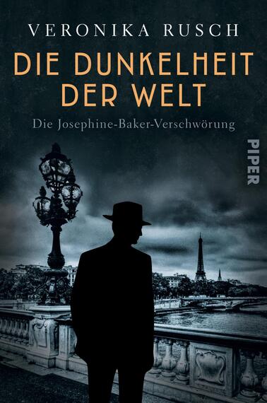 Das Buchcover zeigt einen geheimnisvollen Silhouettenfigure vor einer düsteren, urbanen Kulisse, die stark an Paris erinnert. Im Hintergrund ist der Eiffelturm schwach zu erkennen. Die Farbpalette ist überwiegend in dunklen Blautönen gehalten, während der Titel „DIE DUNKELHEIT DER WELT“ in leuchtendem Orange hervorsticht. Über dem Titel ist der Name der Autorin, „VERONIKA RUSCH“, in einer eleganten Schriftart platziert. Unten steht der Untertitel „Die Josephine-Baker-Verschwörung“, der in subtilerer Schriftform gehalten ist.