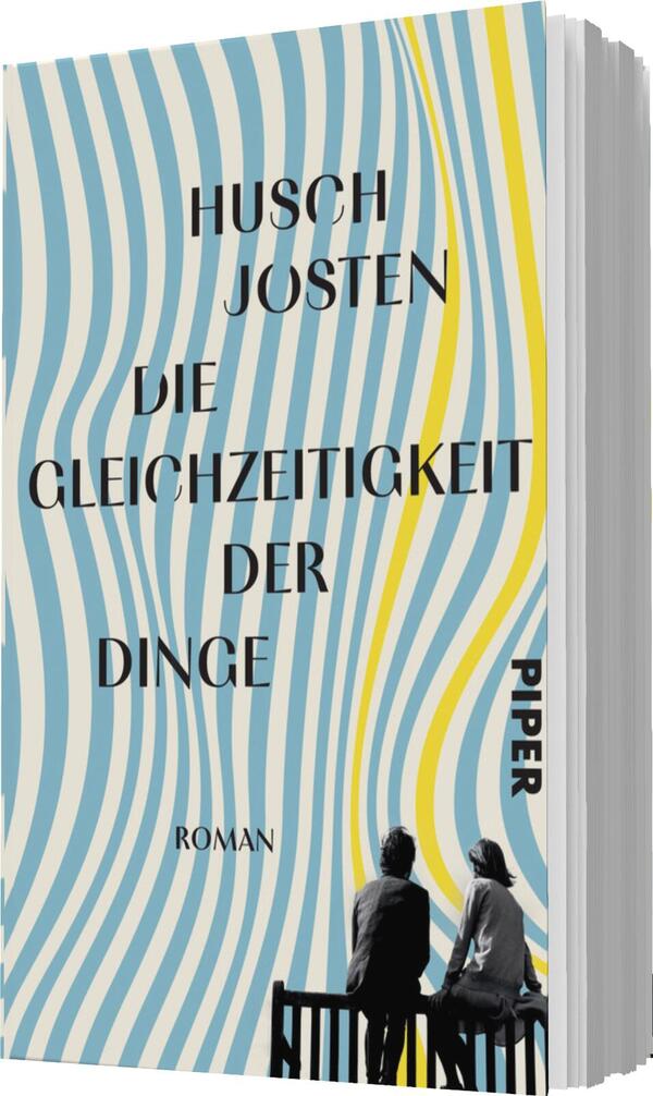Das Buchcover zeigt eine wellenförmige, hellblaue Hintergrundgestaltung mit gelben und weißen Akzenten, die eine dynamische Atmosphäre schaffen. In der Mitte des Covers stehen in großen, schwarzen Buchstaben der Titel „Die Gleichzeitigkeit der Dinge“ und der Name der Autorin „Husch Josten“. Unten rechts ist der Verlag „Piper“ in einer kleineren Schriftgröße abgedruckt. Zwei stilisierte Silhouetten sitzen auf einer Bank und verleihen dem Cover eine nachdenkliche Stimmung.