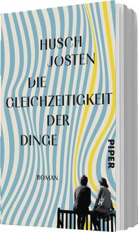 Das Buchcover zeigt eine wellenförmige, hellblaue Hintergrundgestaltung mit gelben und weißen Akzenten, die eine dynamische Atmosphäre schaffen. In der Mitte des Covers stehen in großen, schwarzen Buchstaben der Titel „Die Gleichzeitigkeit der Dinge“ und der Name der Autorin „Husch Josten“. Unten rechts ist der Verlag „Piper“ in einer kleineren Schriftgröße abgedruckt. Zwei stilisierte Silhouetten sitzen auf einer Bank und verleihen dem Cover eine nachdenkliche Stimmung.