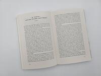 Außenansicht des Buches „First Overland. Als Erste im Land Rover 18.000 Meilen von London nach Singapur “