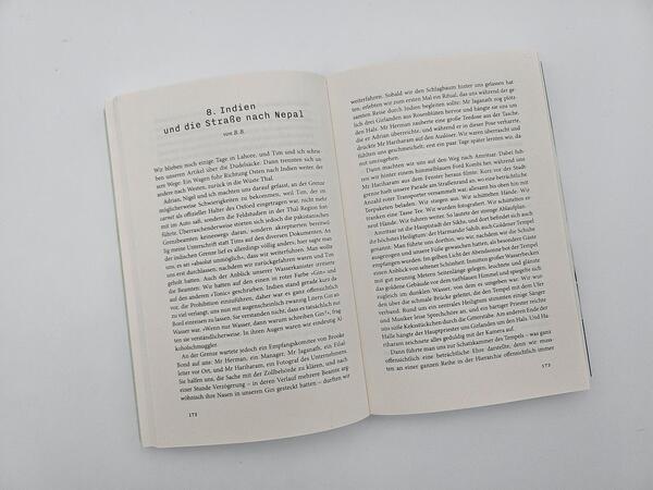 Außenansicht des Buches „First Overland. Als Erste im Land Rover 18.000 Meilen von London nach Singapur “