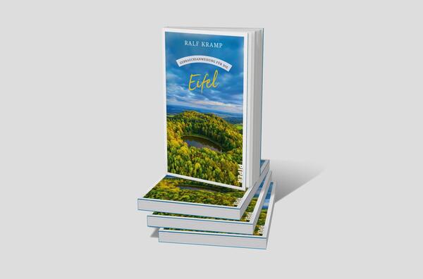Bücherstapel des Buches „Gebrauchsanweisung für die Eifel“