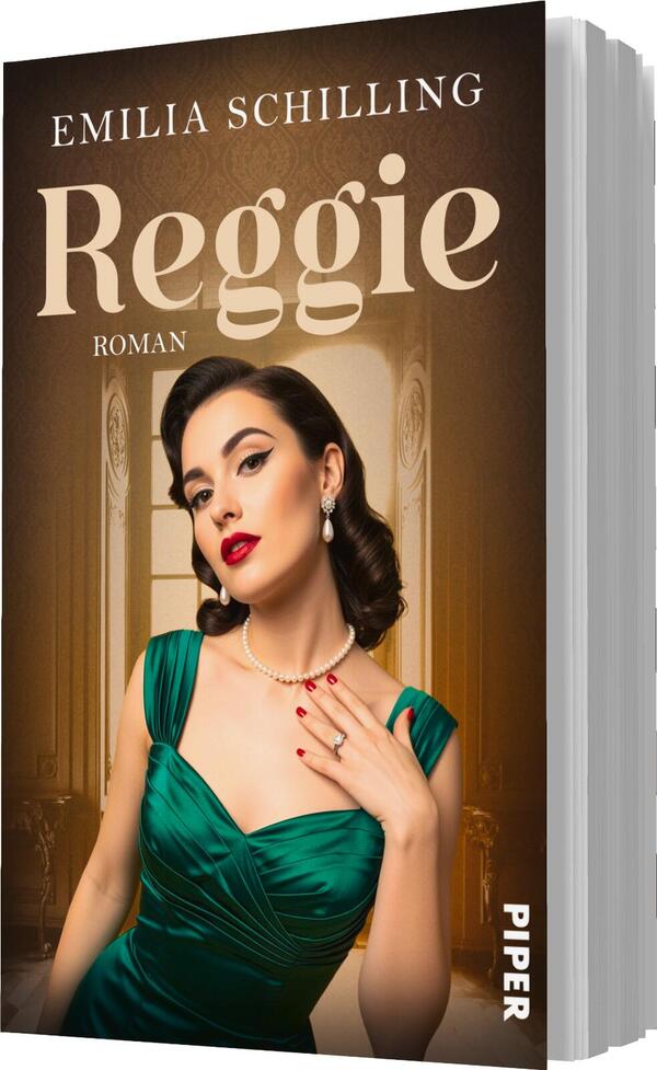 Das Buchcover zeigt eine elegante Frau mit einem schwarzem Haar und einem tiefen Grünton Abendkleid. Sie posiert mit einer Hand an ihrem Hals, geschmückt mit einer Perlenkette. Im Hintergrund sind stilvolle Details eines Raumes in warmen Farbtönen zu sehen. Der Titel „Reggie“ ist prominent in geschwungener Schrift in hellen Farben platziert, darüber steht der Name der Autorin, Emilia Schilling, in schlichter Schrift. Am unteren Rand steht „Roman“ und das Verlagslogo „PIPER“.