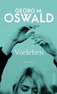 Das Buchcover zeigt einen sanften, aquamarinen Hintergrund. In der oberen Hälfte stehen in großer, weißer Schrift die Worte „Georg M. Oswald“. Darunter, in etwas kleinerer Schrift, befindet sich der Titel „Vorleben“ in einer eleganten Schriftart. Das Wort „Roman“ ist darunter in kleiner, serifenloser Schrift platziert. Im unteren Bereich sind Hände zu sehen, die exemplarisch für eine intime und nachdenkliche Atmosphäre stehen. Die gesamte Gestaltung vermittelt Leichtigkeit und Reflektion.