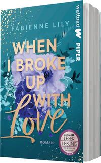Das Buchcover zeigt eine Farbkomposition in sanften Blau- und Türkistönen, die von goldenen Akzenten ergänzt wird. Im Vordergrund sind üppige, violette Blumen dargestellt, die eine romantische Atmosphäre schaffen. Der Titel „WHEN I BROKE UP WITH LOVE“ ist in großer, geschwungener Schrift in goldener Farbe geschrieben, während der Autorinnenname „Fabienne Lily“ prominent oben platziert ist. In der unteren rechten Ecke befindet sich ein runder Button mit dem Text „Wattpad Leser Lieblingsbuch“.