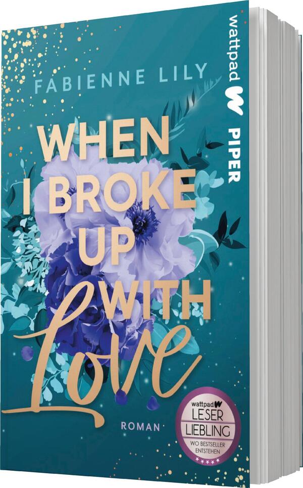 Das Buchcover zeigt eine Farbkomposition in sanften Blau- und Türkistönen, die von goldenen Akzenten ergänzt wird. Im Vordergrund sind üppige, violette Blumen dargestellt, die eine romantische Atmosphäre schaffen. Der Titel „WHEN I BROKE UP WITH LOVE“ ist in großer, geschwungener Schrift in goldener Farbe geschrieben, während der Autorinnenname „Fabienne Lily“ prominent oben platziert ist. In der unteren rechten Ecke befindet sich ein runder Button mit dem Text „Wattpad Leser Lieblingsbuch“.