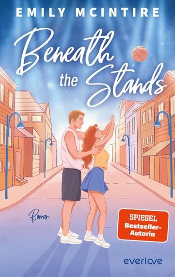 Das Buchcover zeigt ein romantisches Szenario zwischen einem jungen Mann und einer jungen Frau, die in einer städtischen Umgebung vor einem Basketballkorb stehen. Der Mann trägt ein weißes T-shirt und dunkelblaue Shorts, die Frau ein rotes Kleid. Im Hintergrund sind charmante, farbenfrohe Gebäude und Straßenlaternen zu sehen, während ein Basketball über ihnen schwebt. Der Titel „Beneath the Stands“ ist in lockerer, auffälliger Schrift in hellblau und weiß gestaltet. In der oberen linken Ecke steht „Emily McIntire“, und in der unteren Ecke ist der Hinweis „SPIEGEL Bestseller-Autorin“ platziert.