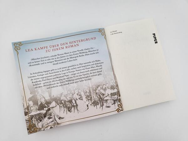 Innenansicht des Buches „Café Altschwabing“