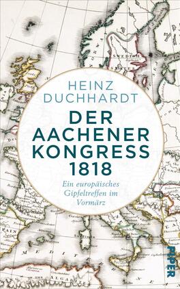 Das Buchcover zeigt eine historische Karte Europas mit zarten Farbtönen in Beige, Creme und Grün, die an alte Landkarten erinnern. In der Mitte befindet sich ein großer, weißer Kreis, der den Titel „DER AACHENER KONGRESS 1818“ in kräftigem Dunkelblau sowie den Autorennamen „HEINZ DUCHHARDT“ in etwas kleinerer Schrift präsentiert. Unter dem Titel steht der Untertitel „Ein europäisches Gipfeltreffen im Vormärz“ in einer dezenten, grauen Schrift. Die Gestaltung vermittelt eine seriöse und informative Atmosphäre.