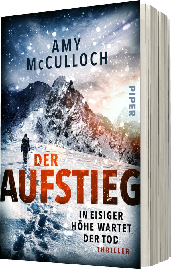 Das Buchcover zeigt eine frostige Berglandschaft mit schneebedeckten Gipfeln. Im Vordergrund geht eine Person in einer winterlichen Umgebung, umgeben von fallendem Schnee. Der Titel „DER AUFSTIEG“ ist prominent in kraftvollem Rot platziert, während der Untertitel „IN EISIGER HÖHE WARTET DER TOD“ in Weiß darunter erscheint. Der Name der Autorin, Amy McCulloch, steht in größerer Schrift oben auf dem Cover. Die dominierenden Farben sind Blau, Weiß und Grau, was eine kalte und düstere Atmosphäre vermittelt.