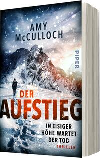 Das Buchcover zeigt eine frostige Berglandschaft mit schneebedeckten Gipfeln. Im Vordergrund geht eine Person in einer winterlichen Umgebung, umgeben von fallendem Schnee. Der Titel „DER AUFSTIEG“ ist prominent in kraftvollem Rot platziert, während der Untertitel „IN EISIGER HÖHE WARTET DER TOD“ in Weiß darunter erscheint. Der Name der Autorin, Amy McCulloch, steht in größerer Schrift oben auf dem Cover. Die dominierenden Farben sind Blau, Weiß und Grau, was eine kalte und düstere Atmosphäre vermittelt.