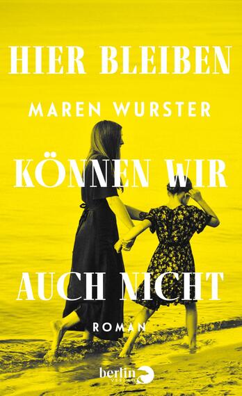 Das Buchcover zeigt eine gelb-tönende Szenerie, in der eine Frau und ein Mädchen am Strand stehen. Die Frau trägt ein schwarzes Kleid und hält die Hand des Mädchens, das ein gepunktetes Kleid trägt. In der oberen Hälfte des Covers steht der Titel „HIER BLEIBEN“, gefolgt von dem Namen der Autorin Maren Wurster und dem Titel „KÖNNEN WIR AUCH NICHT“, die in großen, weißen Buchstaben erscheint. Darunter ist das Wort „Roman“ in kleinerer Schrift abgebildet.