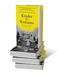 Bücherstapel des Buches „Kinder des Radiums“