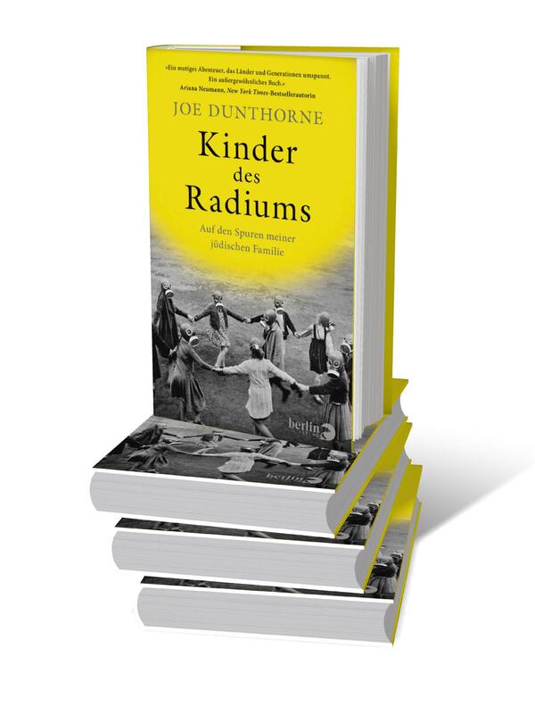 Bücherstapel des Buches „Kinder des Radiums“