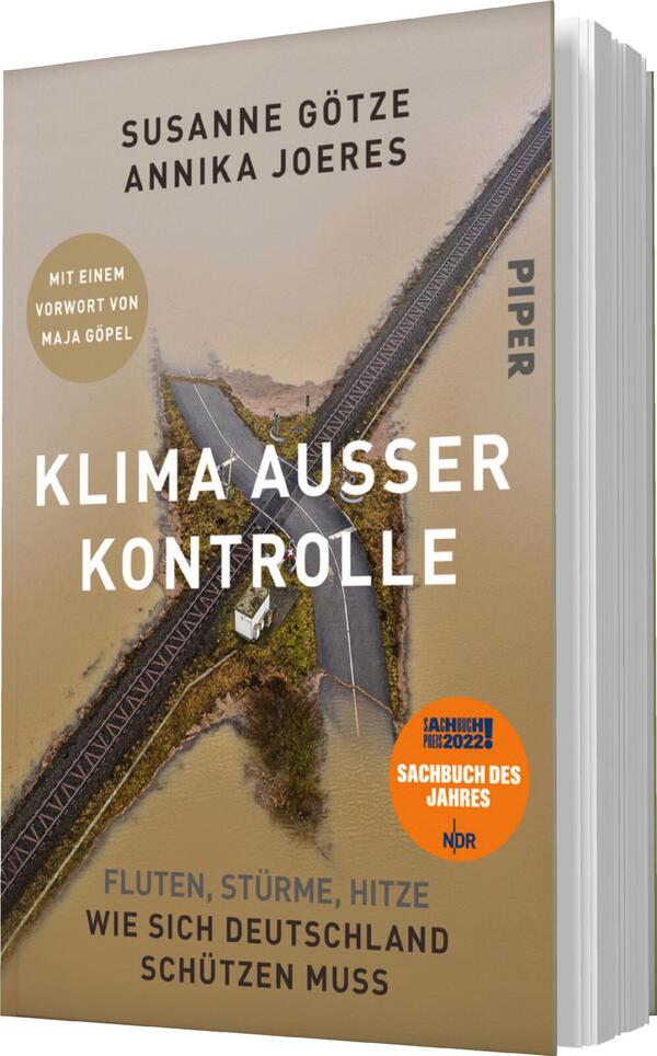 Das Buchcover zeigt eine beeindruckende Vogelperspektive auf eine überflutete, von Stürmen und Hitze gezeichnete Landschaft. In der Mitte verläuft eine Gleisanlage, die ins Wasser mündet. Der Titel „KLIMA AUSSER KONTROLLE“ ist in großen, weißen Buchstaben prominent platziert. Darunter steht der Untertitel „FLUTEN, STÜRME, HITZE WIE SICH DEUTSCHLAND SCHÜTZEN MUSS“. Die Farben sind erdig und düster, was die Dramatik des Themas unterstreicht. Oben sind die Autorinnen Susanne Götze und Annika Joeres genannt, sowie der Hinweis auf das Vorwort von Maja Göpel.