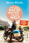 Das Buchcover zeigt einen Motorradfahrer mit einer Katze auf dem Arm, vor einer dramatischen Landschaft aus Bergen und einem staubigen Weg. Der Hintergrund ist hell und freundlich, während ein großer, orangefarbener Kreis den Titel „MIT DER KATZE WEITER UM DIE WELT“ in weißer Schrift umrahmt. Oben steht der Autorennamen „Martin Klauka“ in Schwarz. Unten rechts befindet sich ein orangefarbener Hinweis „SPIEGEL Bestseller-Autor“. Die Atmosphäre vermittelt Abenteuerlust und Leichtigkeit.