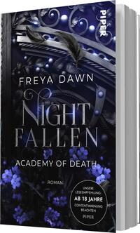 Das Buchcover zeigt einen dunklen, geheimnisvollen Hintergrund mit schwarzen und violetten Farbtönen. In der Mitte steht in großen, stilisierten Buchstaben der Titel „NIGHT FALLEN“, darunter der Zusatz „ACADEMY OF DEATH“ in einer etwas kleineren Schrift. Oben ist der Name der Autorin „FREYA DAWN“ platziert. Auf der unteren Hälfte sind zarte, violette Blumen abgebildet. In der rechten unteren Ecke befindet sich ein Button mit dem Text „AB 18 JAHRE“. Die Gesamtatmosphäre vermittelt eine spannende und düstere Stimmung.