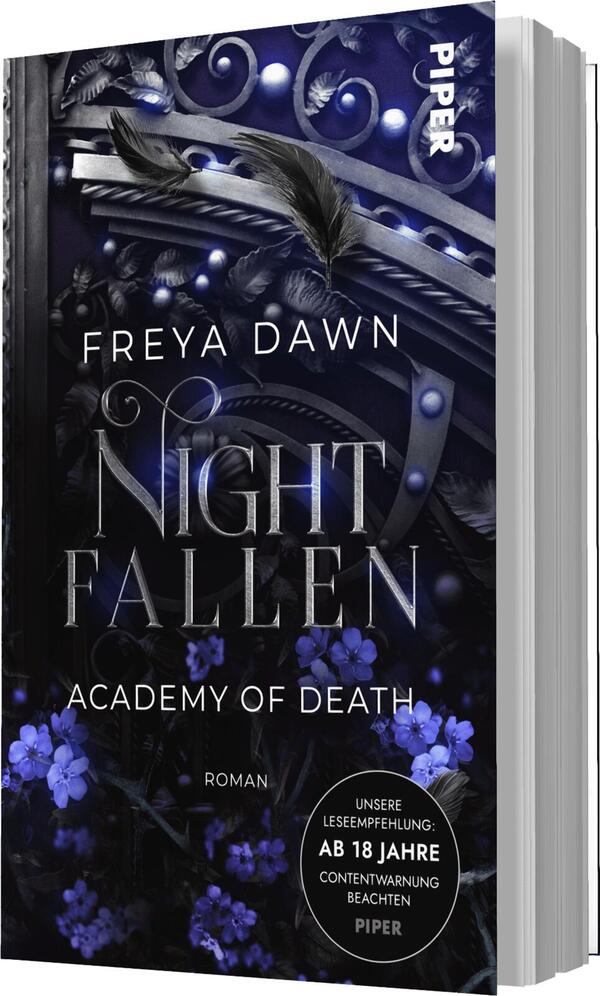Das Buchcover zeigt einen dunklen, geheimnisvollen Hintergrund mit schwarzen und violetten Farbtönen. In der Mitte steht in großen, stilisierten Buchstaben der Titel „NIGHT FALLEN“, darunter der Zusatz „ACADEMY OF DEATH“ in einer etwas kleineren Schrift. Oben ist der Name der Autorin „FREYA DAWN“ platziert. Auf der unteren Hälfte sind zarte, violette Blumen abgebildet. In der rechten unteren Ecke befindet sich ein Button mit dem Text „AB 18 JAHRE“. Die Gesamtatmosphäre vermittelt eine spannende und düstere Stimmung.