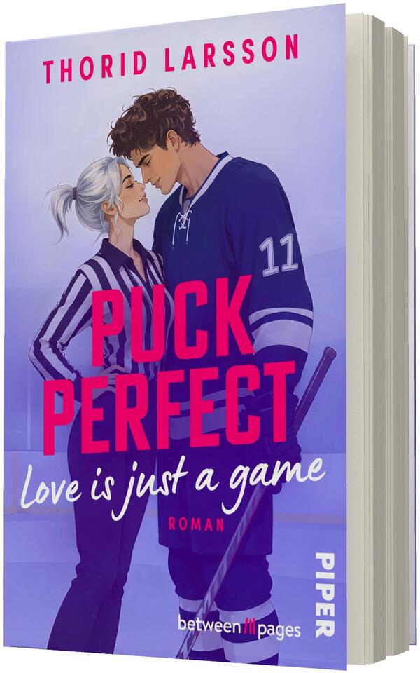 Das Buchcover zeigt ein nahes, romantisches Seitenporträt eines Eishockeyspielers in dunkelblauem Trikot mit der Nummer 11 und eines Schiedsrichterinnen-ähnlichen Frauentyps in schwarz-weiß gestreiftem Hemd, die sich an der Stirn berühren. Hintergrund in kühlen Violett- und Blautönen, großer pinker Titel „PUCK PERFECT“, weißer Untertitel „Love is just a game“, oben der Autorenname „THORID LARSSON“ in Pink. Atmosphäre: leichte, verspielte Romantik.