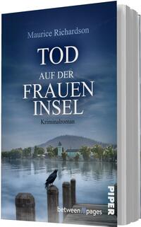 Das Buchcover zeigt eine ruhige, neblige Landschaft mit einem See im Vordergrund, umgeben von sanften Hügeln und Bäumen. Auf einem der Holzpfähle sitzt ein schwarzer Vogel. Der Himmel ist in sanften Blautönen gehalten, während der Titel „TOD AUF DER FRAUEN INSEL“ in markanter, weißer Schrift in der oberen Hälfte hervortritt. Darunter steht das Wort „Kriminalroman“ in kleinerer Schrift. Der Name des Autors, Maurice Richardson, ist oben links platziert.