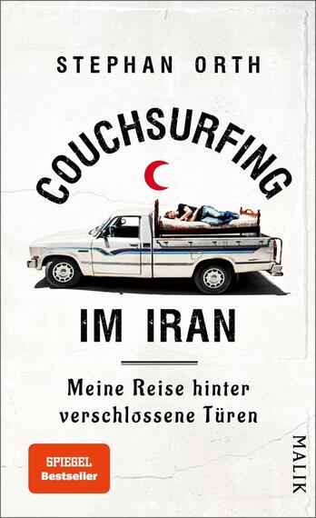 Das Buchcover zeigt einen leicht abgewetzten Pickup, auf dessen Ladefläche eine schlafende Person liegt. Über dem Fahrzeug ist der Titel „COUCHSURFING IM IRAN“ in großen, schwarzen Buchstaben platziert, während darunter der Untertitel „Meine Reise hinter verschlossenen Türen“ in kleinerer Schrift steht. Eine rote, kreisförmige Grafik, die einen Halbmond darstellt, liegt zwischen den Haupttiteln. Der Hintergrund ist in sanften, hellen Farbtönen gehalten. Unten links befindet sich ein oranger Aufkleber mit der Aufschrift „SPIEGEL Bestseller“. Das Cover vermittelt eine entspannte und abenteuerliche Atmosphäre.