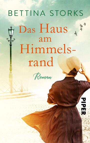 Das Buchcover zeigt eine weibliche Figur mit einem Hut, die in eine weitläufige Landschaft blickt. Im Hintergrund sind sanfte Farbverläufe in Hellblau und Creme zu sehen, die eine träumerische Atmosphäre schaffen. Eine elegante Straßenlaterne steht links, während am Himmel einige fliegende Vögel erkennbar sind. Der Titel „Das Haus am Himmelsrand“ und der Zusatz „Roman“ sind in kunstvoller, oranger Schrift gehalten. Autorin Bettina Storks ist in einer dezent hervorstehenden Schriftart platziert. Am rechten Rand befindet sich das Verlagslogo „PIPER“ in schwarzer Schrift.