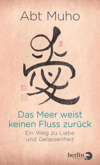 Das Buchcover zeigt einen sanften, leicht strukturierten, beige Hintergrund. Oben steht der Name des Autors „Abt Muho“ in moderner, grauer Typografie. Im Zentrum des Covers ist ein stilisiertes, schwarzes Schriftzeichen, das für Ruhe und Meditation steht. Darunter befindet sich der Titel „Das Meer weist keinen Fluss zurück“ in auffälligem Türkis, gefolgt von dem Untertitel „Ein Weg zu Liebe und Gelassenheit“ in schlichter, grauer Schrift. Die Gestaltung vermittelt eine ruhige, meditative Atmosphäre.