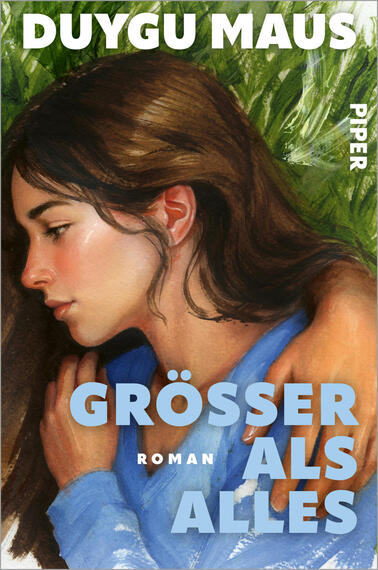Das Buchcover zeigt ein gemaltes Porträt einer jungen Frau im Profil vor dichtem, grünen Blattwerk; sie trägt ein hellblaues Oberteil und eine Hand liegt schützend auf ihrer Schulter. Oben großer weißer Autorenname „DUYGU MAUS“, großflächig unten der hellblaue Titel „GRÖSSER ALS ALLES“ mit kleinem Zusatz „ROMAN“. Die Stimmung wirkt nachdenklich und behütend, Farben: grün, braun, blau und weiß.