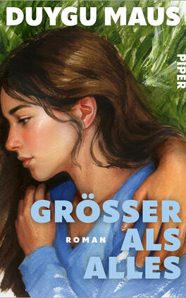 Das Buchcover zeigt ein gemaltes Porträt einer jungen Frau im Profil vor dichtem, grünen Blattwerk; sie trägt ein hellblaues Oberteil und eine Hand liegt schützend auf ihrer Schulter. Oben großer weißer Autorenname „DUYGU MAUS“, großflächig unten der hellblaue Titel „GRÖSSER ALS ALLES“ mit kleinem Zusatz „ROMAN“. Die Stimmung wirkt nachdenklich und behütend, Farben: grün, braun, blau und weiß.