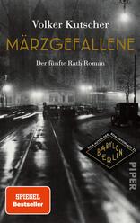 Das Buchcover zeigt eine düstere, winterliche Stadtansicht mit einer regennassen Straße, die von schwachem Licht erhellt wird. Im Vordergrund sind alte Autos zu sehen. Der Titel „MÄRZGEFALLENE“ steht in goldener Schrift über dem Bild, während der Autorname Volker Kutscher in weißer Schrift darüber platziert ist. Unter dem Titel befindet sich der Zusatz „Der fünfte Rath-Roman“ in schlichtem Schwarz. Ein rotes Feld in der linken unteren Ecke trägt den Text „SPIEGEL Bestseller“.