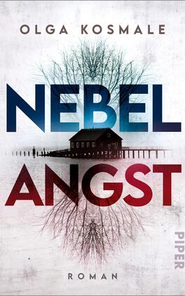 Das Buchcover zeigt eine nebelverhangene Landschaft in kühlen Farbnuancen von Blau und Grau. Im Vordergrund steht ein einsames, stilisiertes Haus, umgeben von einem nebligen Wasserbereich. Die Worte „NEBEL ANGST“ sind in großen, kräftigen Buchstaben aufgetragen, wobei „NEBEL“ in Blau und „ANGST“ in einem intensiven Rot gefärbt ist. Oberhalb des Titels steht der Name der Autorin, „OLGA KOSMALE“, in dezenten, hellen Buchstaben. Der Untertitel „Roman“ ist klein und unauffällig am unteren Rand platziert.