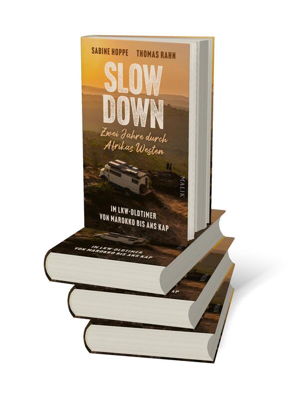 Bücherstapel des Buches „Slow down – Zwei Jahre durch Afrikas Westen“