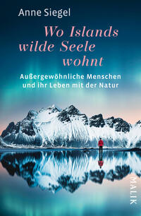 Das Buchcover zeigt eine einsame, verschneite Berglandschaft vor auroraähnlichem, blau-türkis-pinkem Himmel; im Vordergrund spiegelt sich die Szenerie in stillem Wasser. Ein kleiner Mensch in rotem Parka steht am Ufer und gibt der Szene Maßstab. Titel „Wo Islands wilde Seele wohnt“ und Untertitel in Pastellrosa bzw. Weiß, Autorin „Anne Siegel“ oben in Weiß. Atmosphäre: ruhig, wild und zugleich hoffnungsvoll.