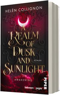 Das Buchcover zeigt vor einem dunkelroten bis schwarzen Hintergrund eine große weiße Mondsichel über ornamentalen, wirbelnden Ranken. Im Zentrum steht der goldene Titel „A Realm of Dusk and Sunlight“ in eleganter, geschwungener Serifenschrift, darunter klein „Roman“ und in roter Kapitälchen-Schrift „Awakening“. Oben links steht der Autorenname HELÈN COLLIGNON in weißer Grotesk. Unten mittig kleines Label „between // pages“.