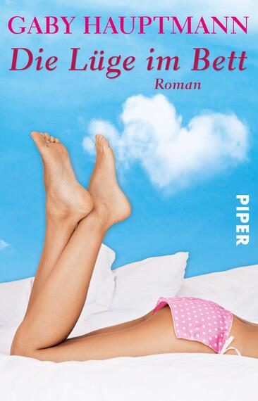 Das Buchcover zeigt die Beine einer Person, die in einem hüftlangen, weißen Nachthemd mit pinken Punkten eingekleidet ist. Der Hintergrund ist hellblau mit weißen, fluffigen Wolken, was eine leichte, verträumte Atmosphäre vermittelt. Der Titel „Die Lüge im Bett“ und der Autorinnenname „Gaby Hauptmann“ sind in auffälligem Pink gehalten, während das Wort „Roman“ in einer schlichten Schrift darunter steht. Das Verlagslogo „PIPER“ ist in der rechten unteren Ecke platziert.