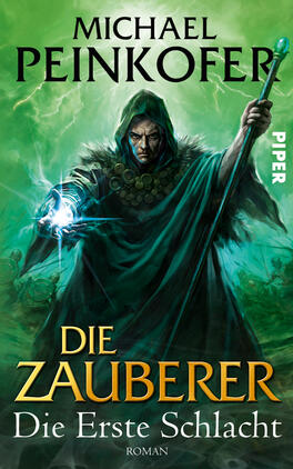 Die Zauberer Das Buchcover zeigt einen mysteriösen Zauberer in einem langen, grünen Gewand, der mit einer Hand einen leuchtenden Energiestrom erzeugt. Sein eindringlicher Blick und die dramatische Pose verleihen ihm eine kraftvolle Ausstrahlung. Der Hintergrund ist in dunklen, mystischen Grüntönen gehalten, die eine geheimnisvolle Atmosphäre erzeugen. Der Titel „DIE ZAUBERER“ erscheint in großen, auffälligen, goldenen Buchstaben, während der Autor „MICHAEL PEINKOFER“ in schwarzer Schrift oben platziert ist. Unter dem Titel steht „Die Erste Schlacht“ in weißer Schrift.