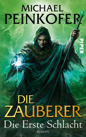 Das Buchcover zeigt einen mysteriösen Zauberer in einem langen, grünen Gewand, der mit einer Hand einen leuchtenden Energiestrom erzeugt. Sein eindringlicher Blick und die dramatische Pose verleihen ihm eine kraftvolle Ausstrahlung. Der Hintergrund ist in dunklen, mystischen Grüntönen gehalten, die eine geheimnisvolle Atmosphäre erzeugen. Der Titel „DIE ZAUBERER“ erscheint in großen, auffälligen, goldenen Buchstaben, während der Autor „MICHAEL PEINKOFER“ in schwarzer Schrift oben platziert ist. Unter dem Titel steht „Die Erste Schlacht“ in weißer Schrift.