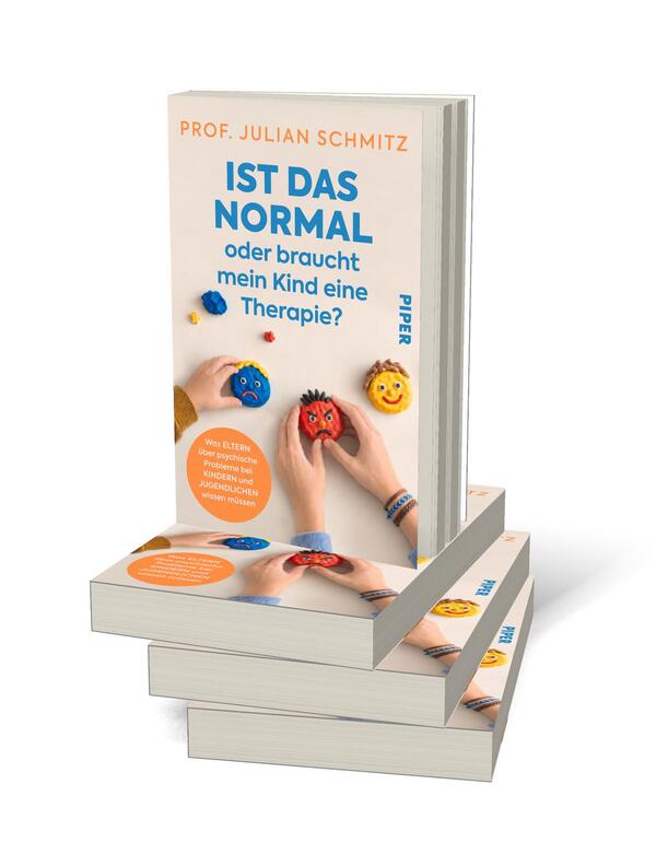 Bücherstapel des Buches „Ist das normal – oder braucht mein Kind eine Therapie?“