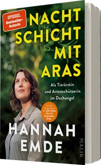 Das Buchcover zeigt eine junge Frau mit lockigem Haar, die in einem Dschungel steht. Sie blickt nachdenklich zur linken Seite. Der Titel „NACHTSCHICHT MIT ARAS“ ist in großen, gelben Buchstaben gesetzt und strahlt vor einem grünen Hintergrund, der durch Pflanzen und Blätter geprägt ist. Unter dem Titel steht „Als Tierärztin und Artenschützerin im Dschungel“ in kleinerer, weißer Schrift. Der Name der Autorin, „HANNAH EMDE“, befindet sich am unteren Rand in klarer, schwarzer Typografie. Ein orangefarbener Kreis mit dem Text „SPIEGEL Bestseller-Autorin“ ergänzt das Design.
