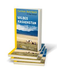 Bücherstapel des Buches „Wildes Kasachstan“