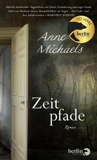 Das Buchcover zeigt eine offene Tür, hinter der sich eine düstere, verwunschene Landschaft mit Bäumen und Nebel entfaltet. Die Farbpalette ist in sanften Grauen und Erdtönen gehalten, die eine melancholische Atmosphäre erzeugen. Der Titel „Zeitpfade“ ist in großen, weißen Buchstaben mittig platziert. Darunter befindet sich das Wort „Roman“ in kleinerer Schrift. Oben ist der Name der Autorin „Anne Michaels“ in eleganten, geschwungenen Buchstaben zu sehen.