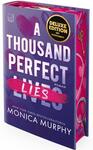 Das Buchcover zeigt ein hochformatiges, violett texturiertes Layout mit verschwommenen Herzformen. Groß weiße Schrift: „A THOUSAND PERFECT“; darunter das Wort „LIVES“, übermalt mit einem pinken Pinselstrich, auf dem in Weiß „LIES“ steht. Unten Autorin „MONICA MURPHY“ und Hinweis „ROMAN“. Rechtsseitiger Buchschnitt pink mit gelben Fragezeichen. Runder goldener Button mit schwarzem Feld: „DELUXE EDITION MIT FARBSCHNITT“.